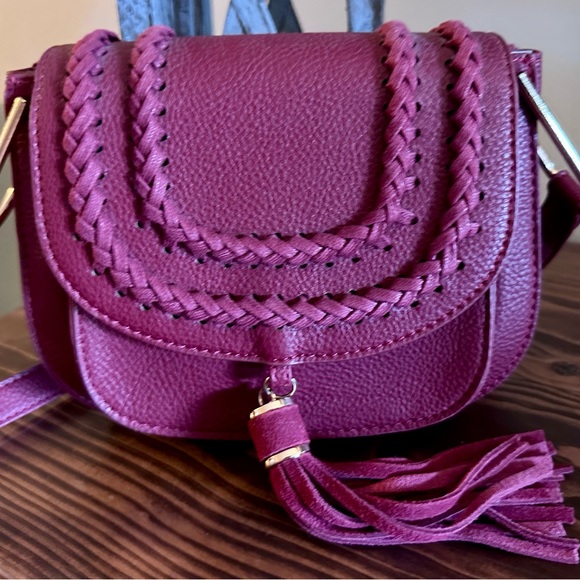 Moda Luxe Handbags - NWOT MODE LUXE burgundy faux leather shoulder bag - gold plated accents